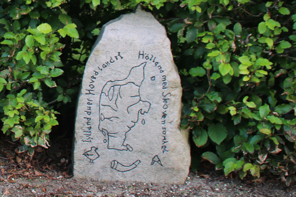 Камень воссоединения в парке Helledammen, г. Крагалунн / Kragelund, Дания