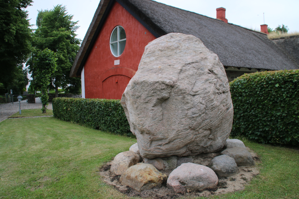 Обратная сторона памятника с видом на церковь Скибет (Skibet), Дания. Фото 3 июн. 2021