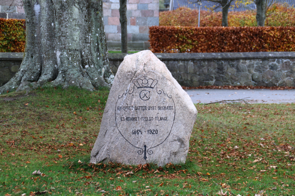 Хадбьерг камень воссоединения. Фото 10 нояб. 2020, Дания