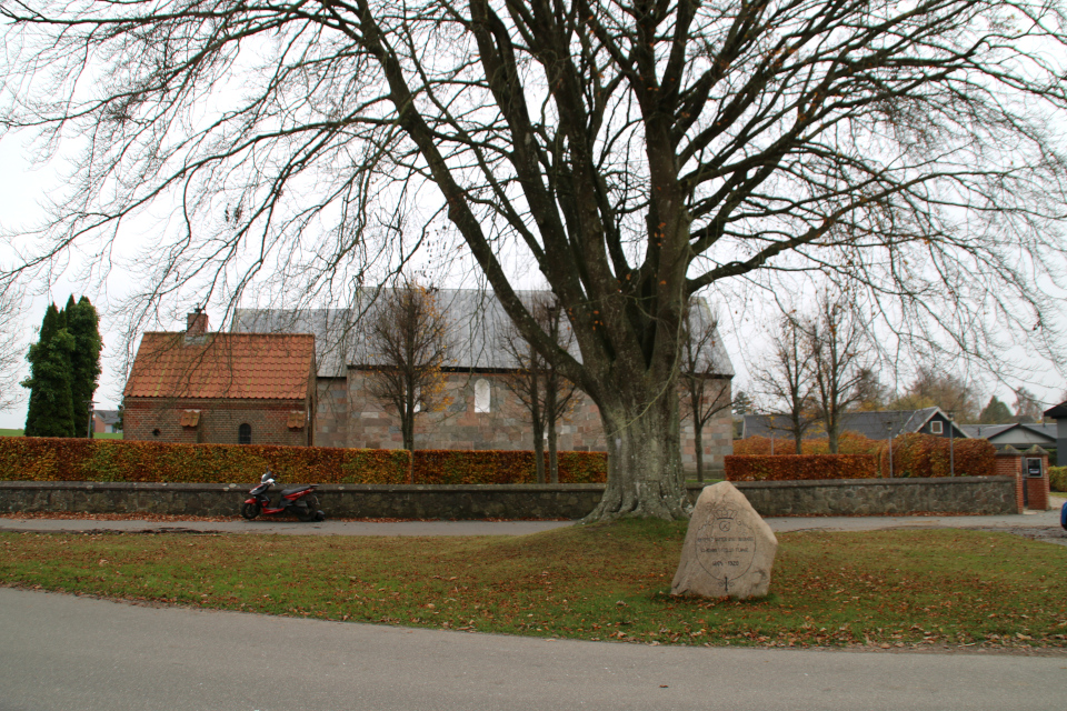 Камень воссоединения возле курганной насыпи с буком, перед церковью Хадбьерг