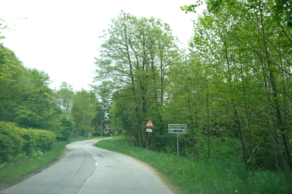 Дорожный указатель с названием города Стенвад / Stenvad, Дания