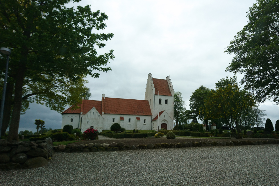 Церковь Стенвад (Stenvad Kirke) возле дороги, Дания