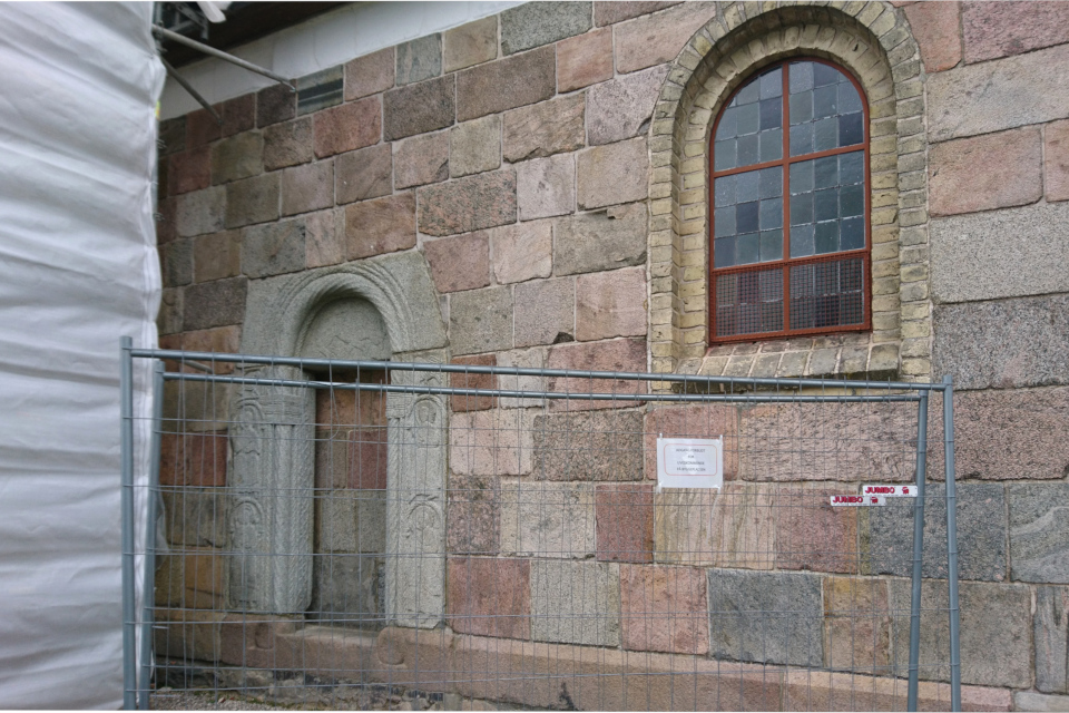 Замурованная входная дверь в церковь Римсё / Rimsø Kirke, Дания