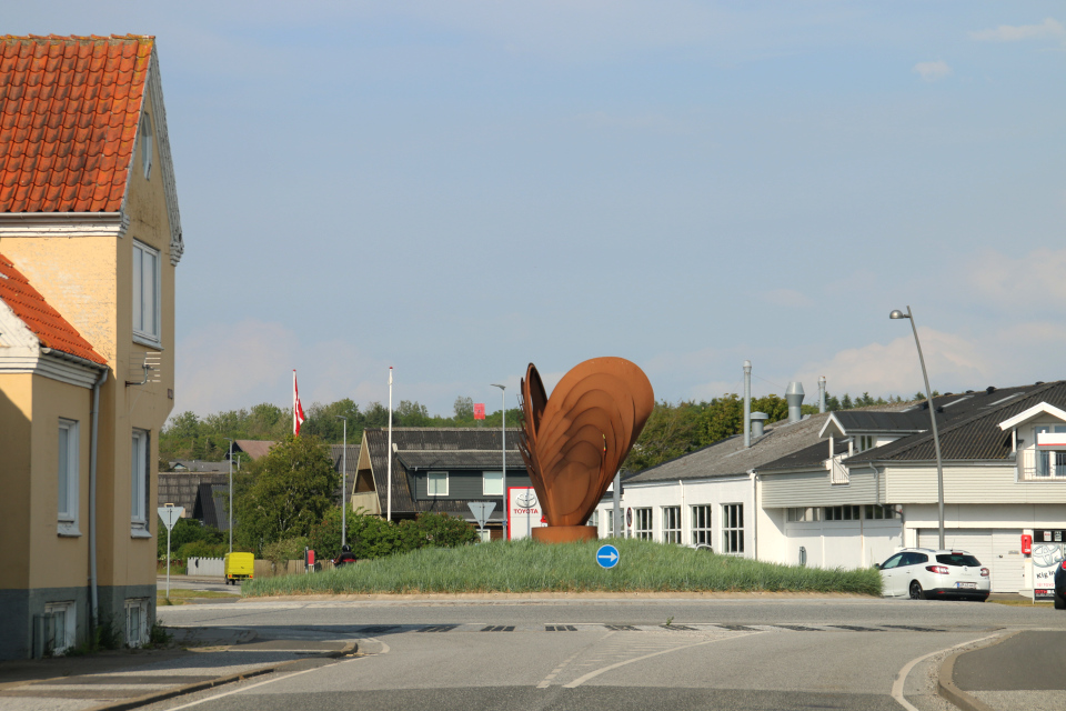 Статуя ракушки мидии на кольцевой клумбе города Лёгстёр / Løgstør, Дания