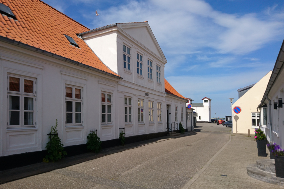 Улица Фьорда (Fjordgade). В глубине - двойной маяк. Фото 3 июн. 2020. г. Лёгстёр