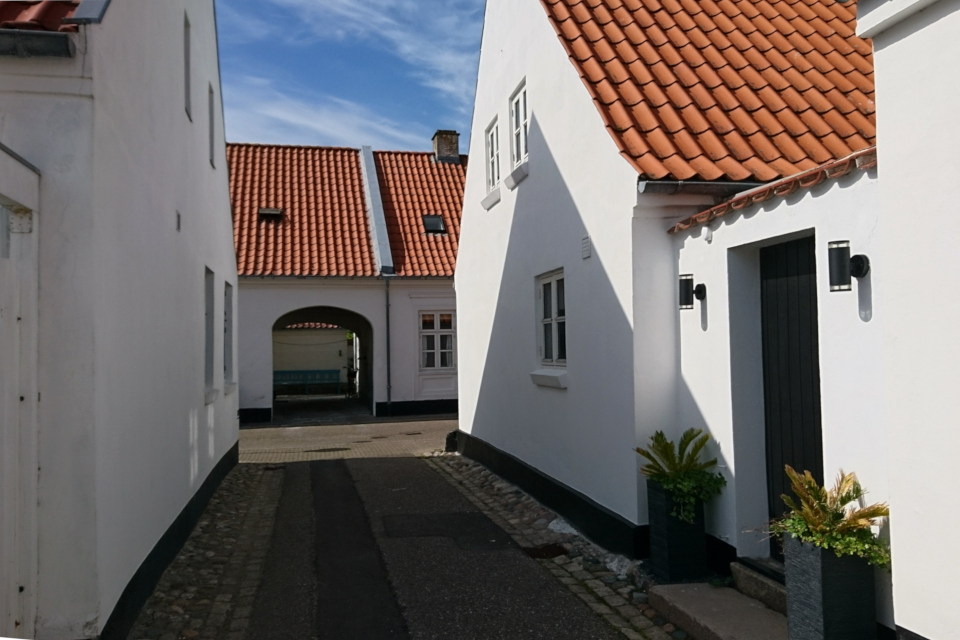 Дома с белоснежными стенами и черепичными крышами, Лёгстёр / Løgstør, Дания