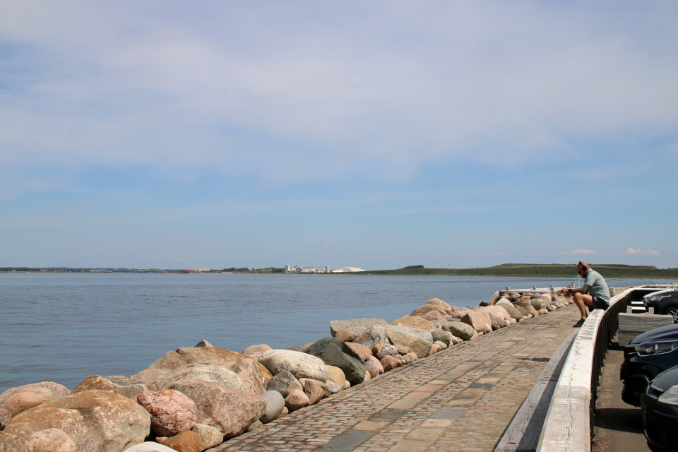 В порту с видом на известняковые кучи, ветряные мельницы и мост Аггерсунд 