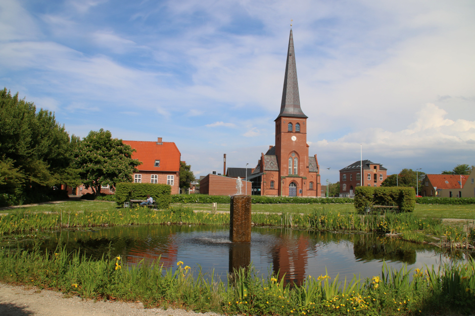 Церковь и озеро с желтыми ирисами. Фото 3 июн. 2020. г. Лёгстёр / Løgstør, Дания