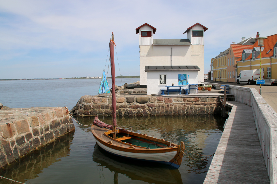 Лодка Aage Oberg Utzon. В глубине - галерея и маяк, г. Лёгстёр / Løgstør, Дания
