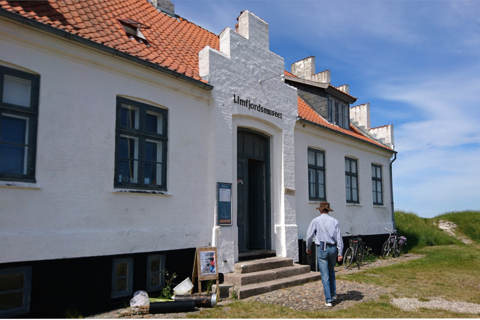 У входа в музей Лимфьорд (Limfjordsmuseet) У входа в музей Лимфьорд (Limfjordsmuseet)