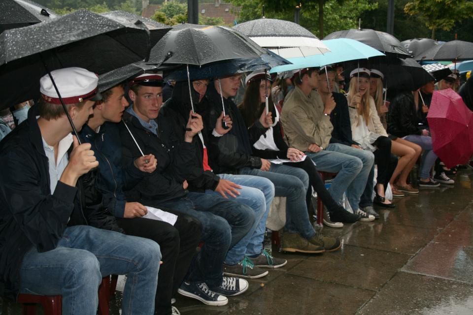 Студенты в ожидании получения своих дипломов