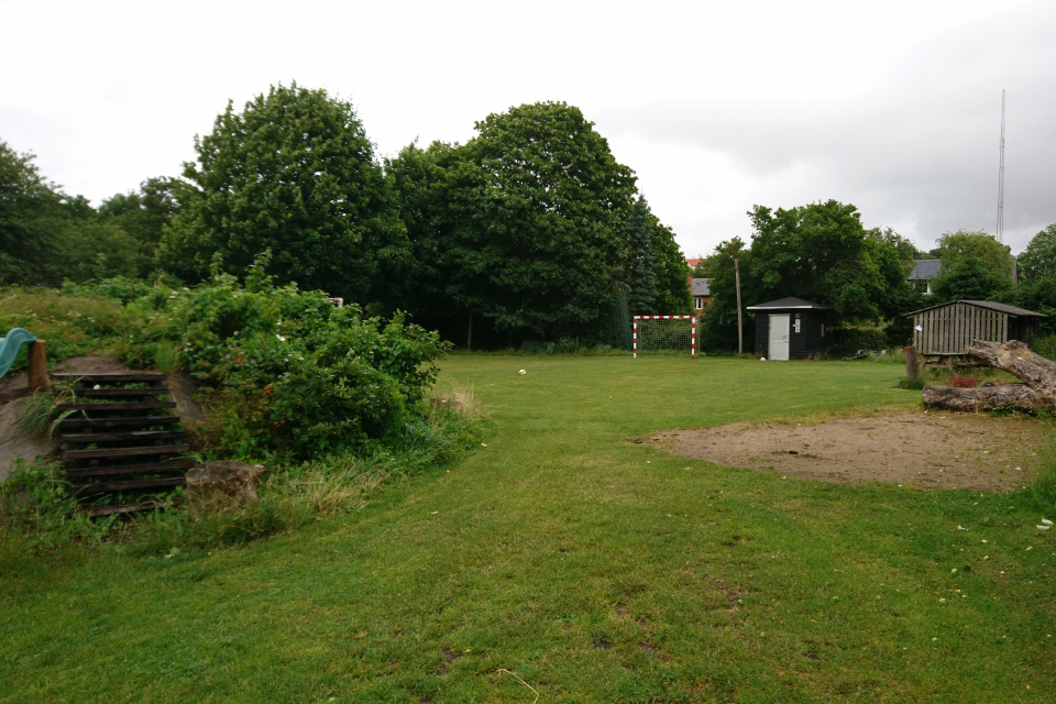 Детская площадка с горкой, футбольное поле, место для гриля и туалет