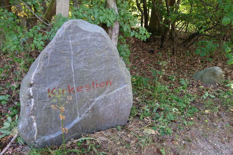 Камень с надписью "церковная дорожка" (дат. kirkestien)