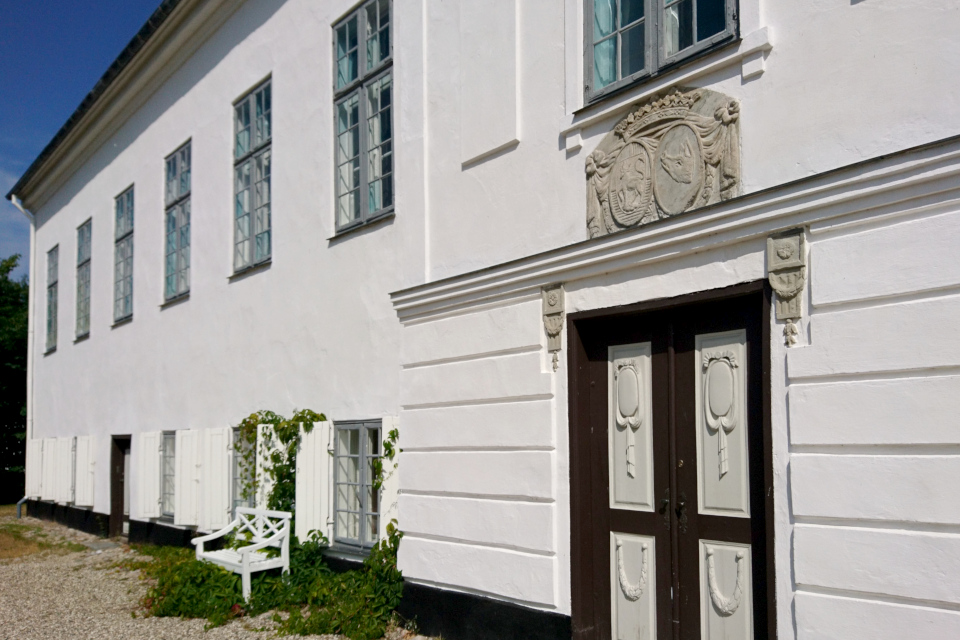 Парадная дверь замка Фуссингё, украшенная фамильным гербом