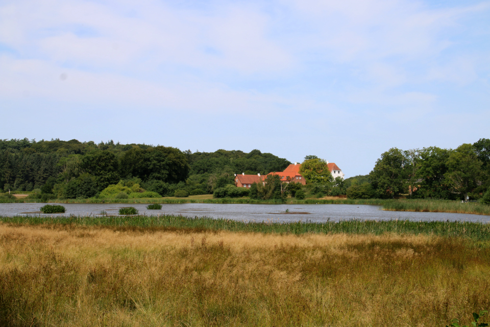 Озеро Сёндермэде или "южное местечко" (дат. Søndermade) поместья Фуссингё