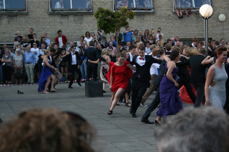 Студенты танцуют со своими друзьями. Фото 22 июн. 2012, гимназия Марселисборг