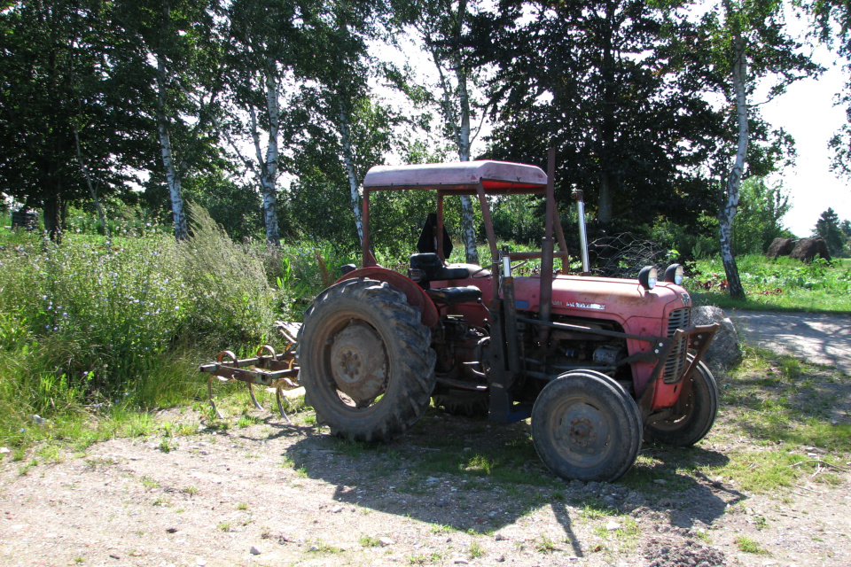 Трактор возле огородов