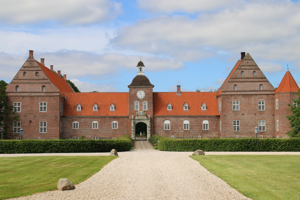 Замок Ульструп (Ulstrup slot). Фото 21 июн. 2020, г. Ульструп / Ulstrup, Дания