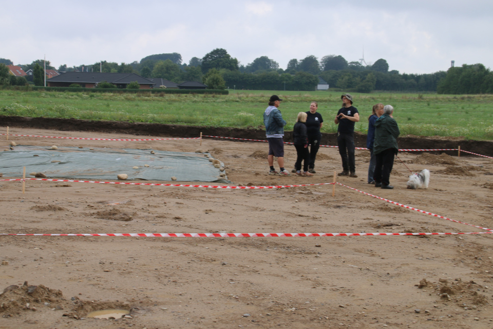 Археологи отвечает на вопросы посетителей на месте раскопок. Фото 29 авг. 2020, г. Граубалле / Grauballe, Дания