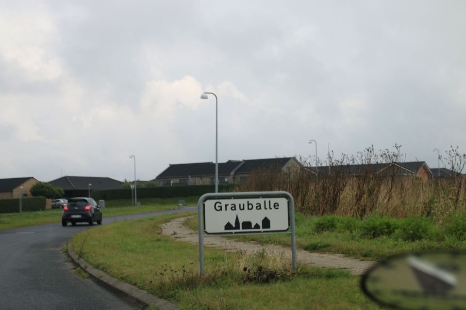 Дорожный знак с названием города Граубалле (Grauballe) 