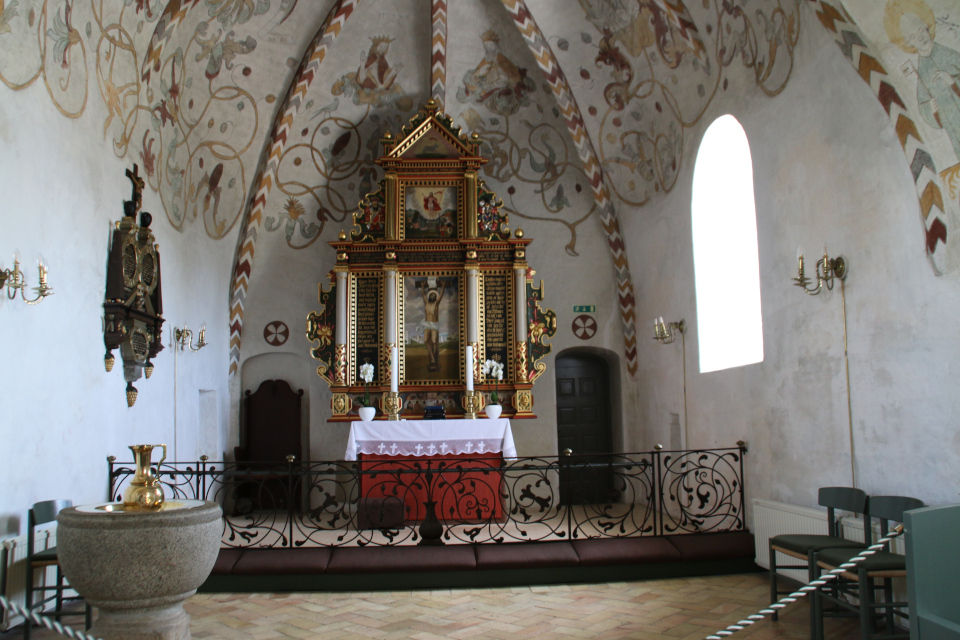 Алтарь и купель для крещения на западной части церкви Богоматери Скиве, Дания
