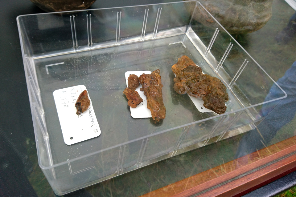 Остатки железного ножа, найденного в глиняной посуде на месте захоронения