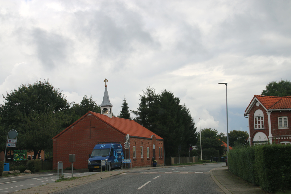 Новый крест на башне сербской православной церкви. Фото 29 авг. 2020, Граубалле / Grauballe, Дания