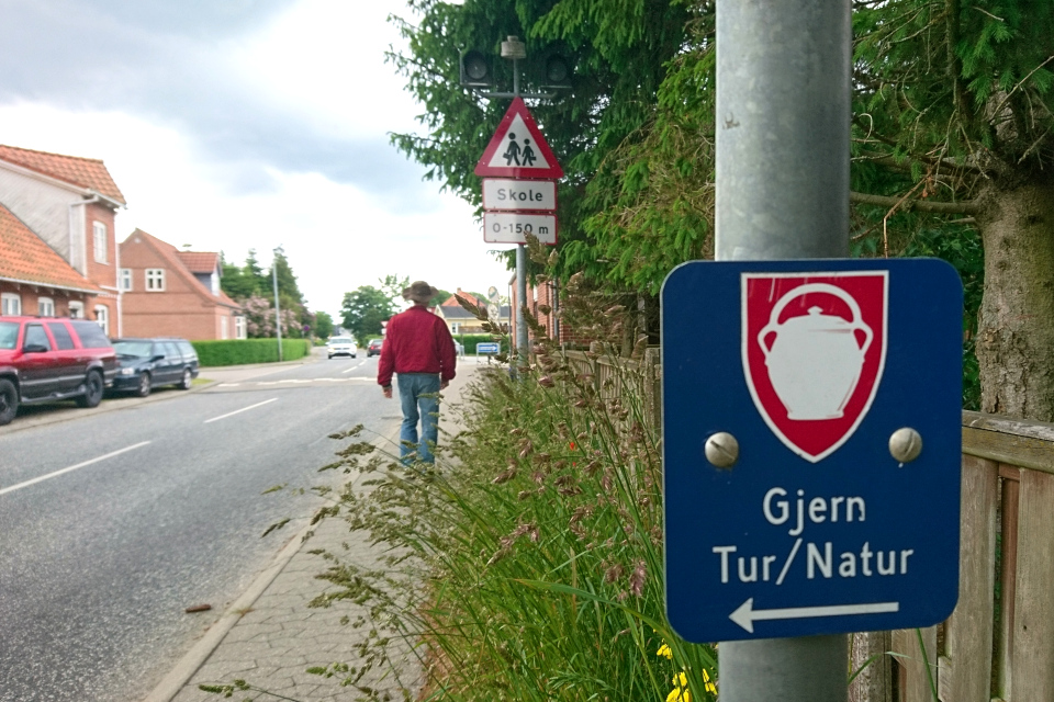Туристическая табличка "Гйерн, путешествие, природа” (“Gjern, tur, natur”)