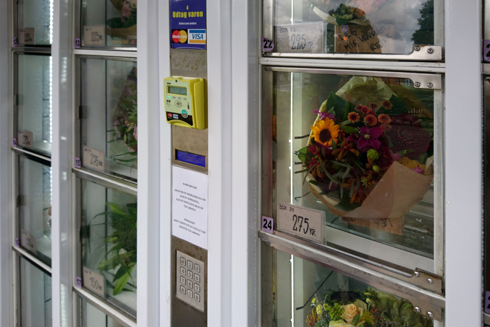 Готовые букеты в магазине автомате Tromborg blomster для самообслуживания