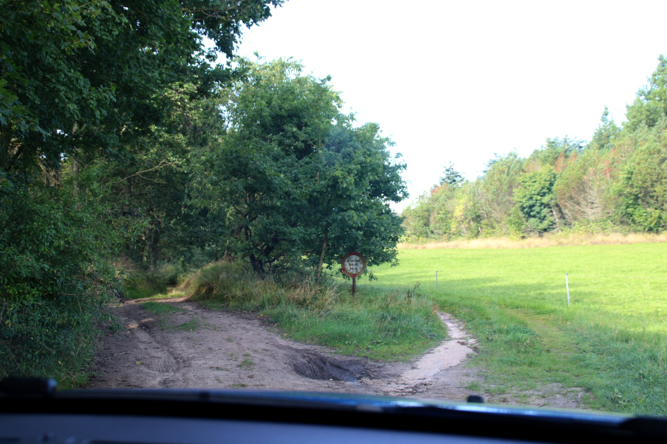 Грунтовая дорога к месту парковки (слева) и дорога для частного пользования