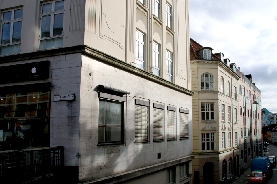 Улица Sankt Clemens Torv, вид с моста. Фото 23 окт. 2020, Graven, г. Орхус, Дания