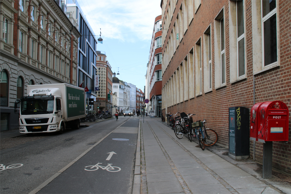 Улица Østergade с информационной табличкой про местонахождения викингов