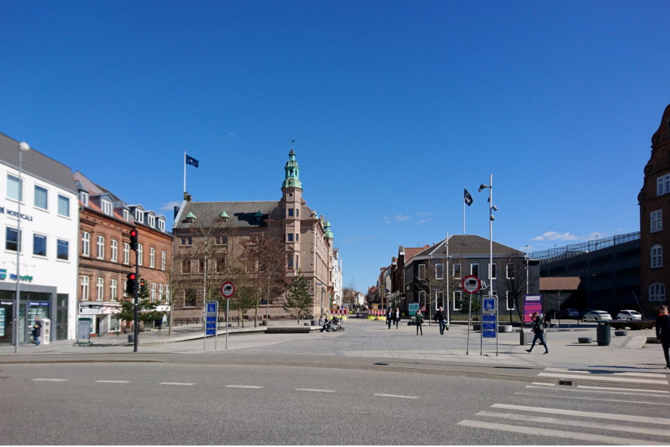 Улица Jessensgade отходящая от площади Беринга, г. Хорсенс, Дания