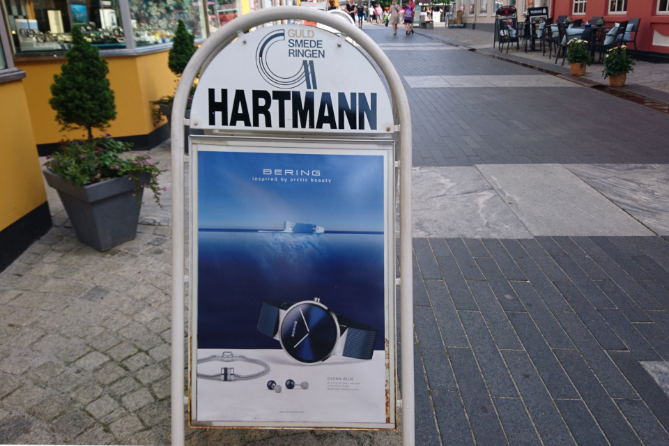 Реклама часов торговой марки "Беринг" на пешеходной улице г. Скиве, Дания