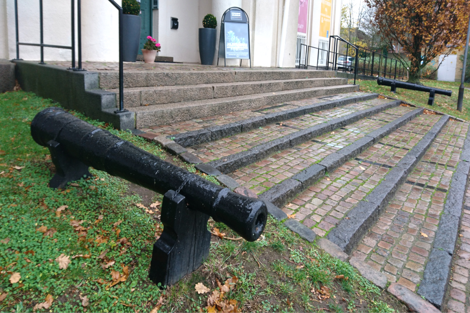 Ствол пушки у входа в музей г. Хорсенс, Дания. Фото 21 нояб. 2020