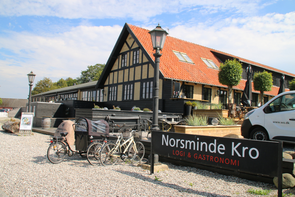 Ресторан с традиционной даткой едой возле старой гостиницы Norsminde kro