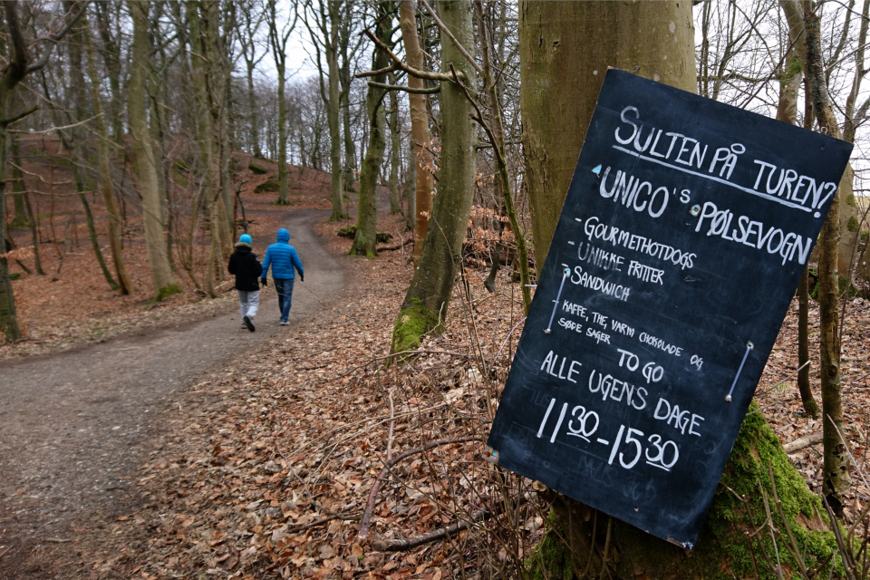 Реклама сосисочного киоска в лесу Скоде (Skåde)