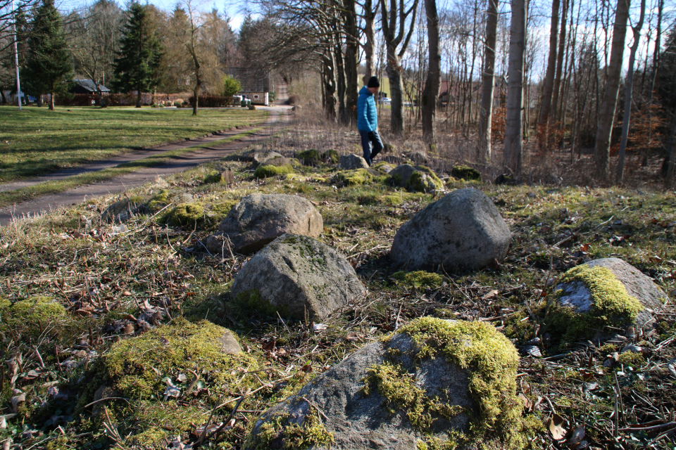 Камни возле полуразрушенного дольмена на окраине леса Хёррет