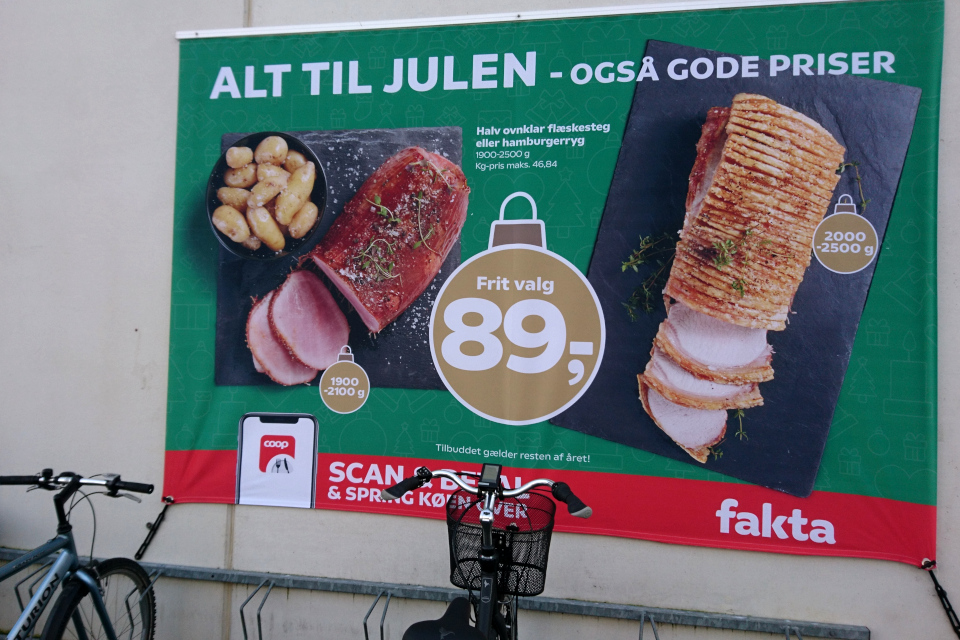 Реклама фелстекстай на стене магазина перед рождеством, г. Вибю, Дания