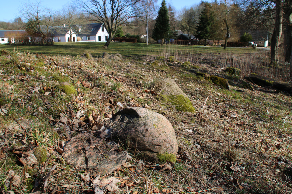 Следы разрушения - колотый камень (дат. rillesten / flækkede sten) возле дольмена