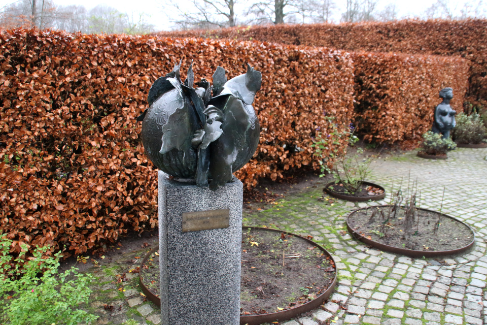 "Шар на постаменте" в парке Марселисборг. Фото 10 дек. 2020, г. Орхус, Дания