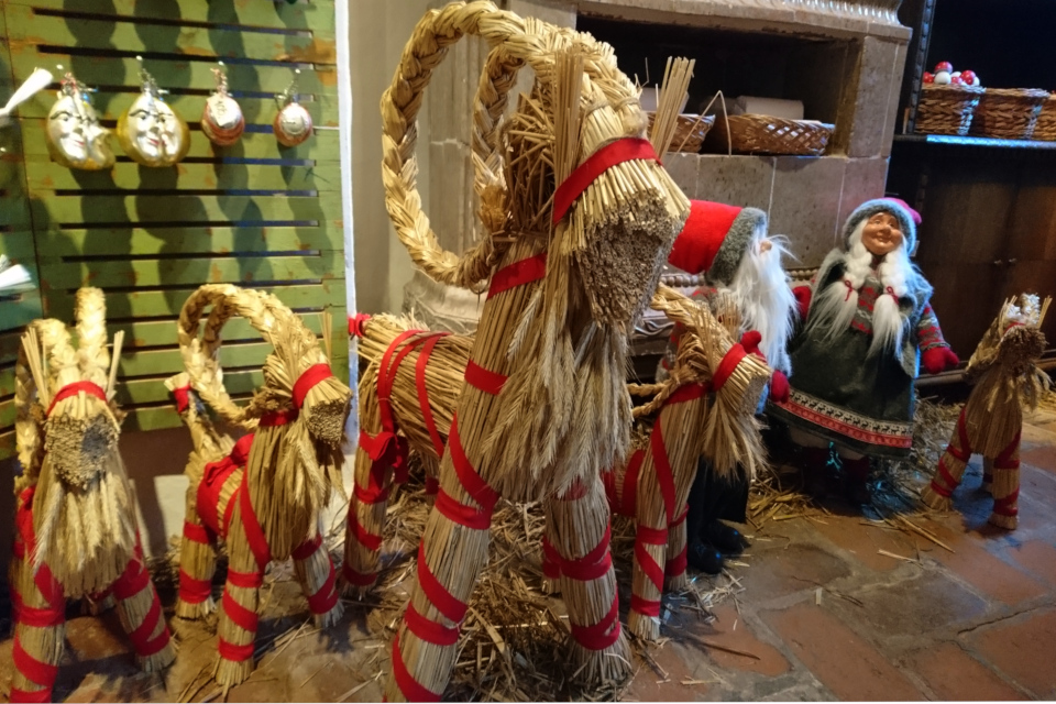 Рождественские козлы из соломы в магазине Рождества