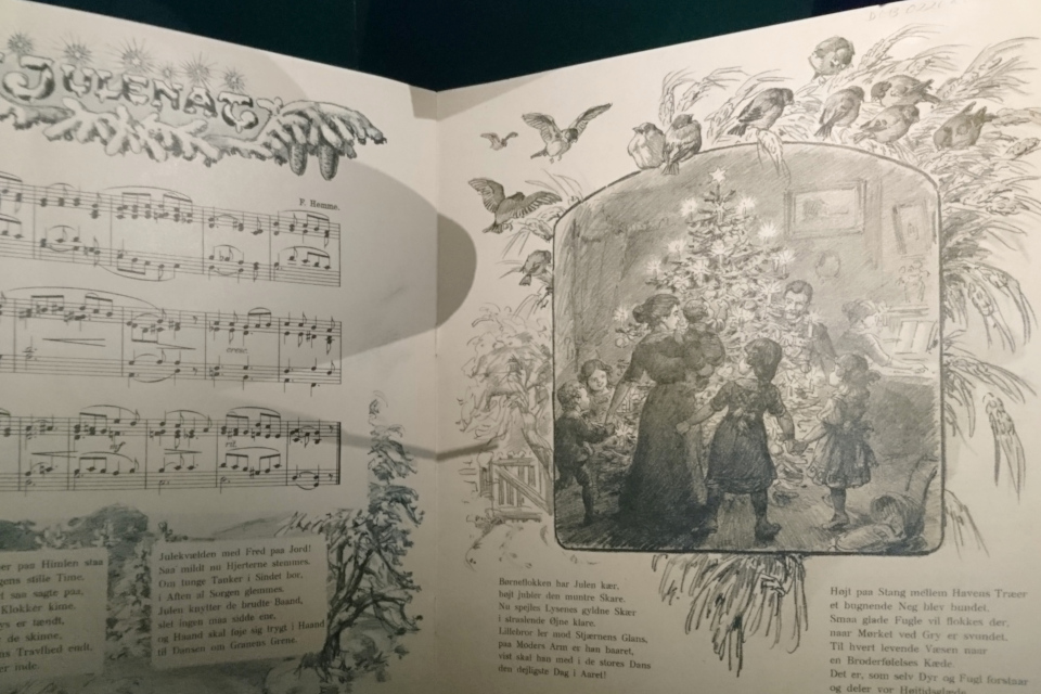 Рождественская песня с иллюстрацией танцев вокруг наряженной елки