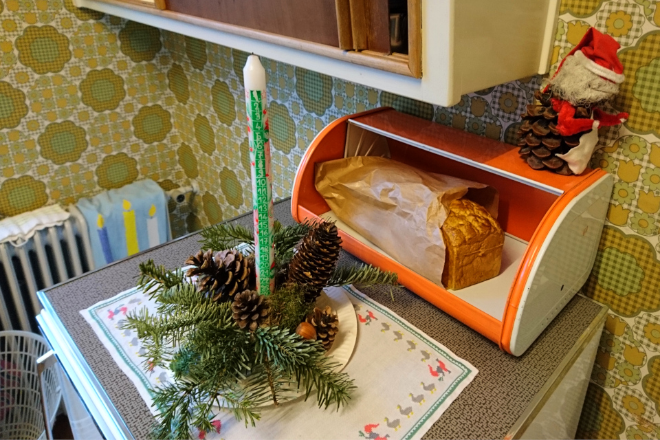 Рождественская композиция с календарной свечой на холодильнике