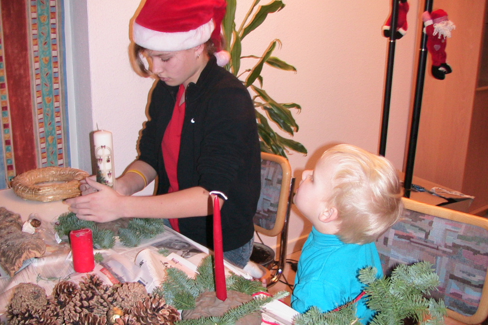Моя дочка и племянник делают композиции с рождественскими свечами