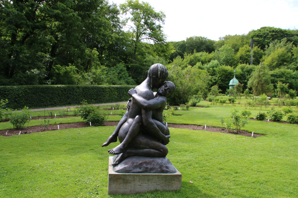 Скульптура, выполненная принцем Хенриком в розарии парка Марселисборг