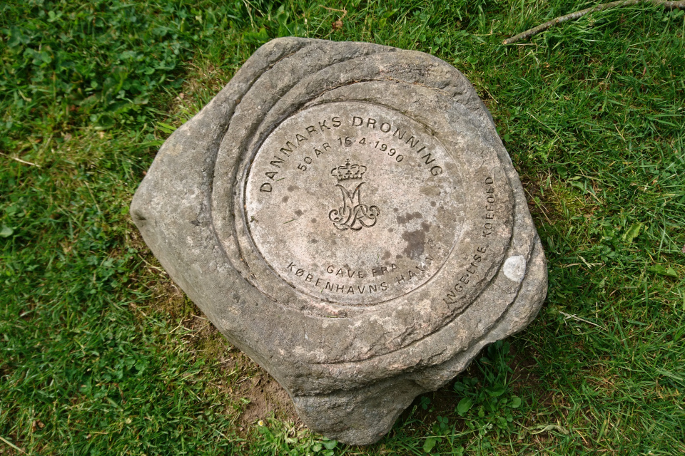Памятный камень с монограммой королевы Маргрете 2 в парке Марселисборг. 