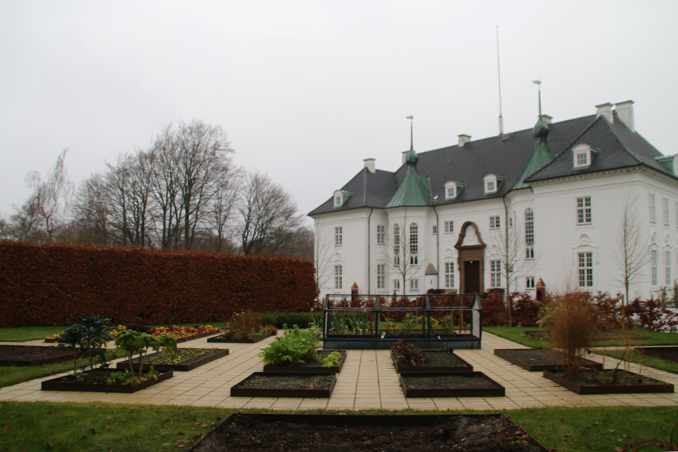 Огороды перед дворцом. Фото 10 дек. 2020, парк Марселисборг, г. Орхус, Дания