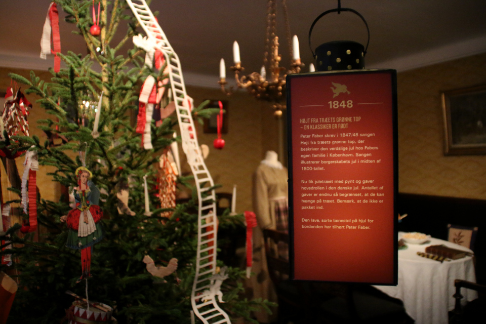 Рождественская елку, украшенная в стиле 1848 года 