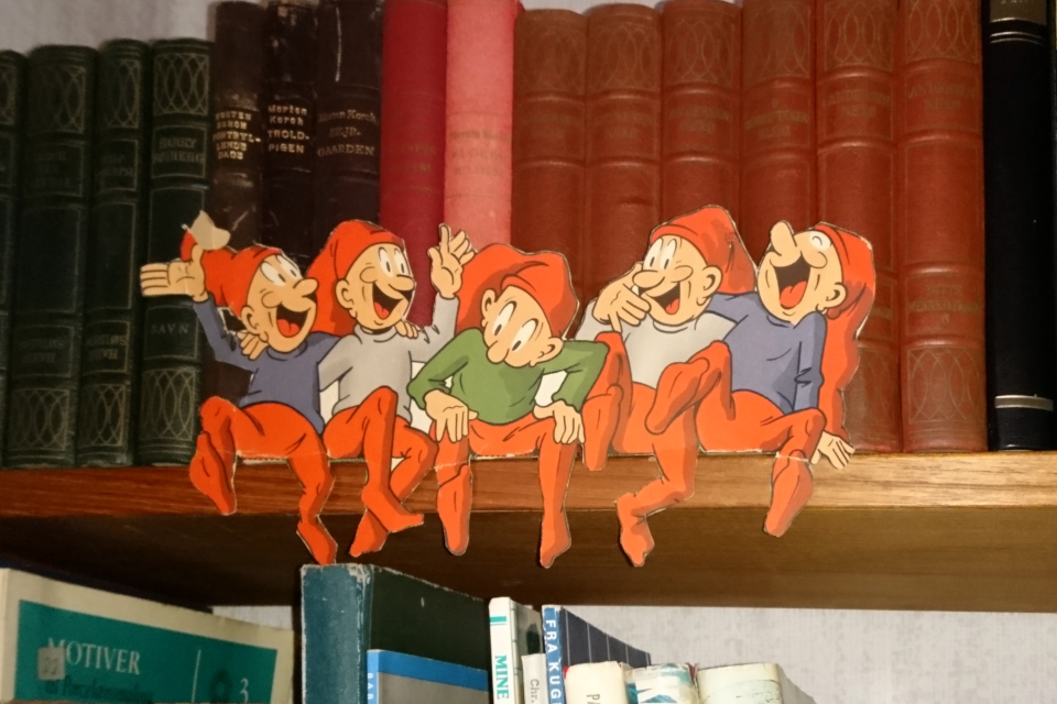 Веселые ниссе украшают книжную полку в комнате 1974 